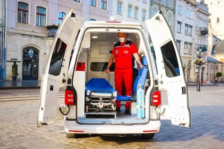 От квартиры до палаты: как в Харькове перевозят лежачих пациентов