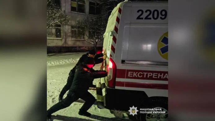 У Чугуївському районі через ожеледицю застрягла карета швидкої допомоги