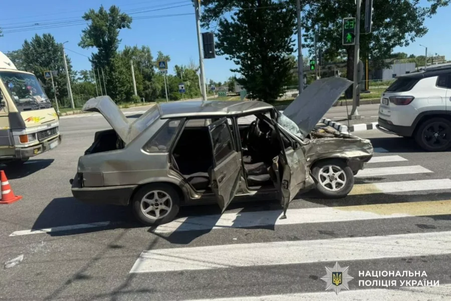 В Харькове столкнулись легковой автомобиль и микроавтобус: пострадали шесть человек, среди них дети