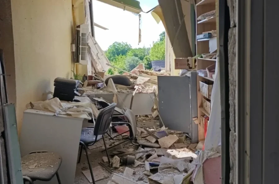Российские авиабомбы ударили по больнице в Шевченково: повреждены медицинские корпуса и кареты скорой помощи