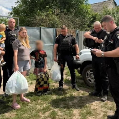 Не хотіла виїжджати з дітьми: на Харківщині матір притягнули до відповідальності