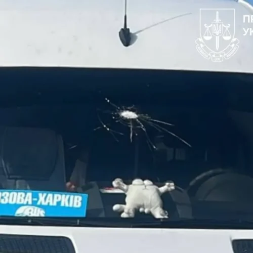 Російський дрон атакував передмістя Харкова: під удар потрапив автобус із пасажирами, є поранені