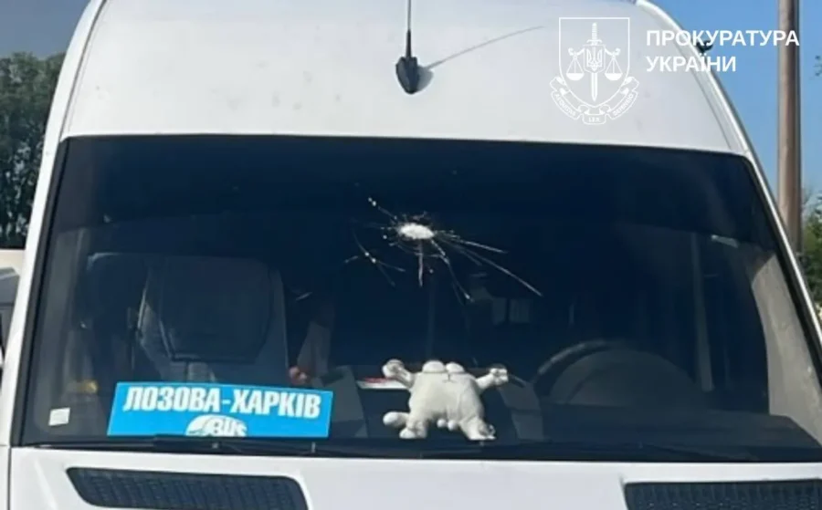 Російський дрон атакував передмістя Харкова: під удар потрапив автобус із пасажирами, є поранені
