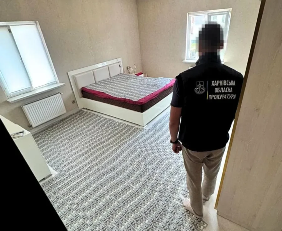 Гора доларів, євро і гривень: у Харкові накрили схему з відстрочками від мобілізації
