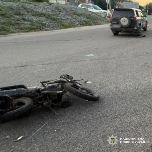 У Чугуєві 16-річний водій мотоцикла потрапив до лікарні після ДТП