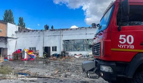 В Чугуєві росіяни спричинили пожежу на 300 кв. м даху