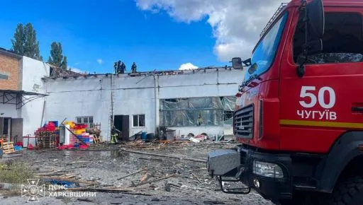 В Чугуєві росіяни спричинили пожежу на 300 кв. м даху