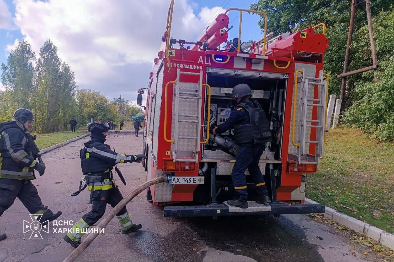 В Чугуєві росіяни спричинили пожежу на 300 кв. м даху