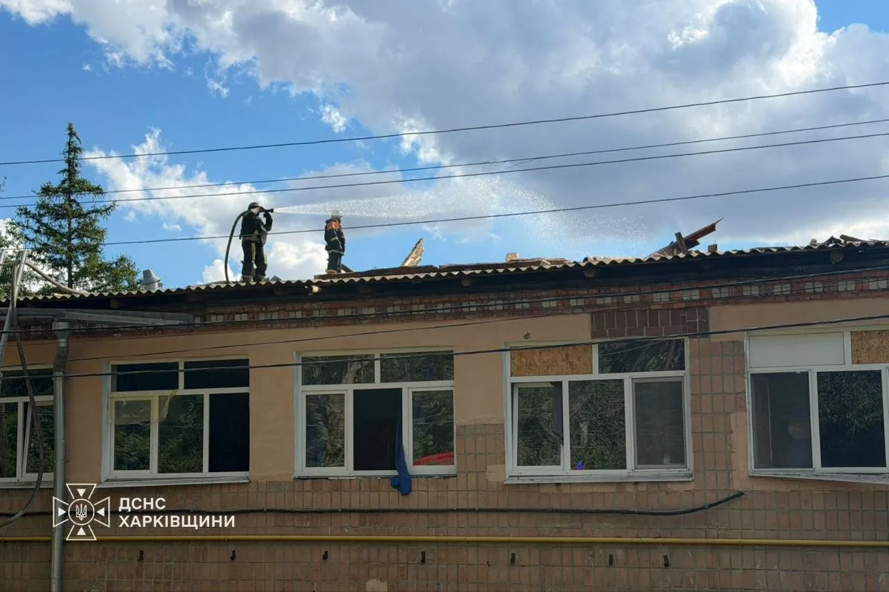 В Чугуєві росіяни спричинили пожежу на 300 кв. м даху