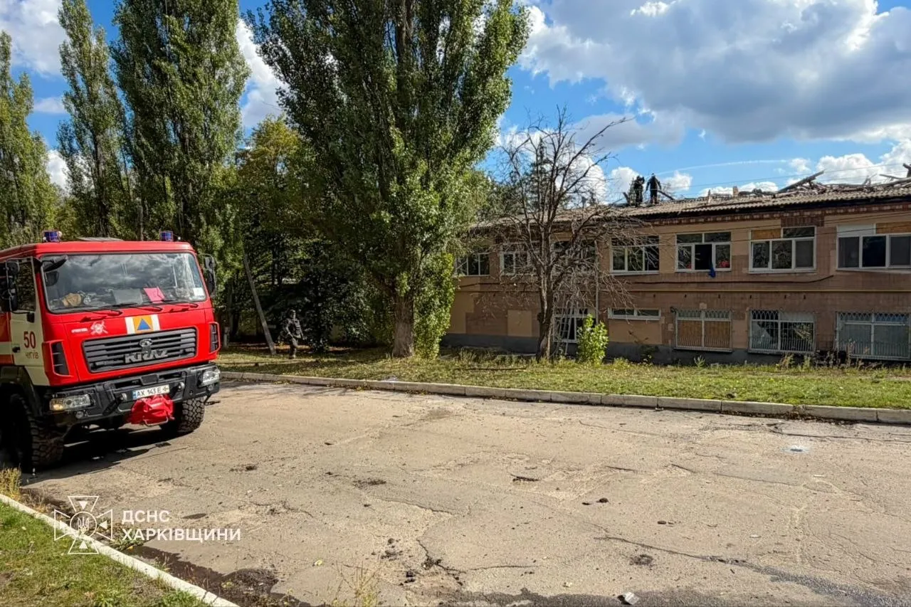 В Чугуєві росіяни спричинили пожежу на 300 кв. м даху